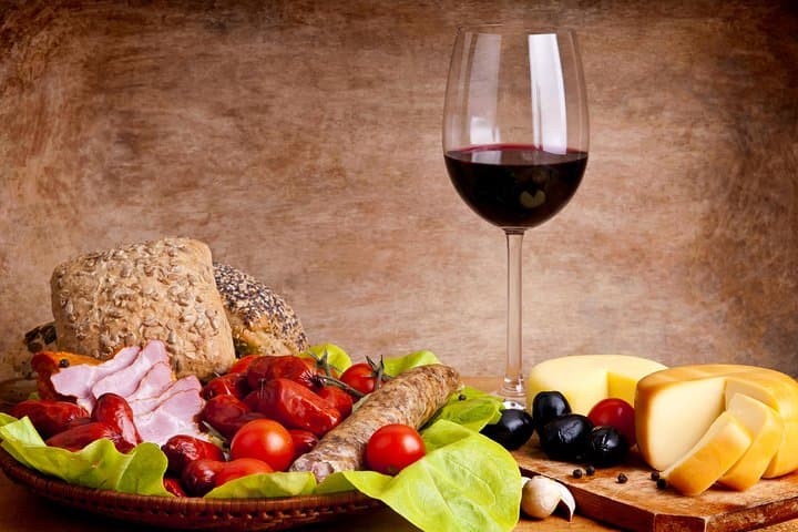 Half Day Private City Tour of Budapest With Winetasting and Snacks