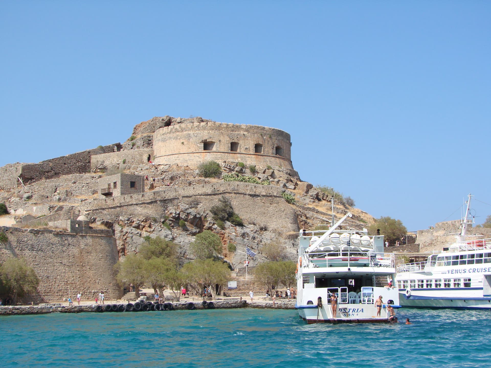 Day Tour to Agios Nikolaos and Spinalonga with Lunch on Board from Heraklion
