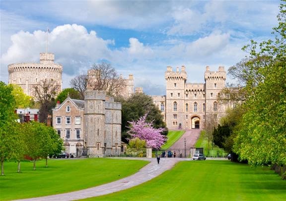 Windsor Castle, Bath & Stonehenge Tour with Entries including