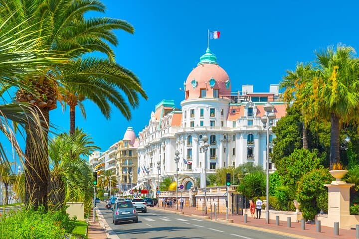 Nice Old Town Tour: Famous Personalities City Exploration Game & Private Tour
