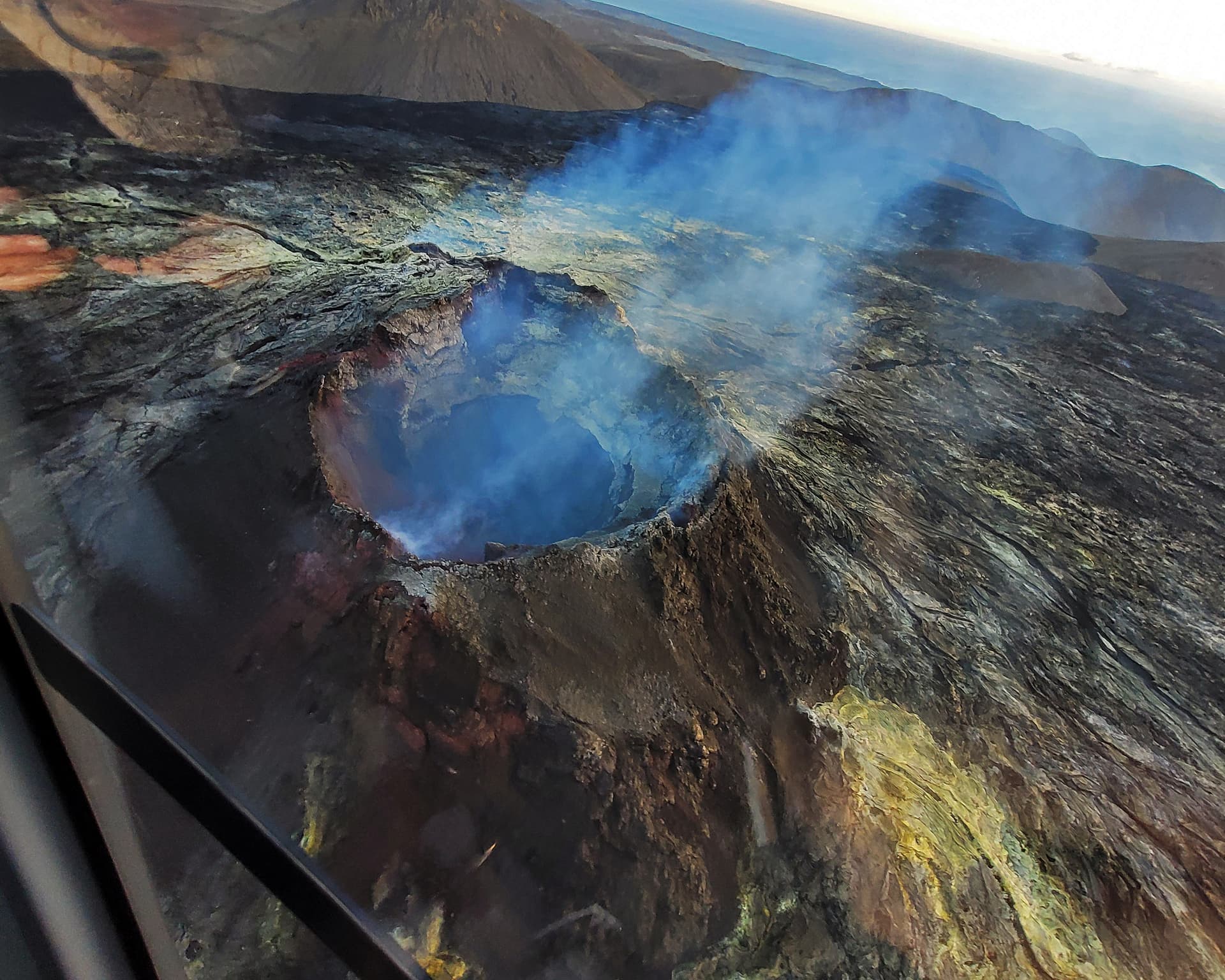 Volcano Craters & Hot Springs Landing Helicopter Tour from Reykjavík
