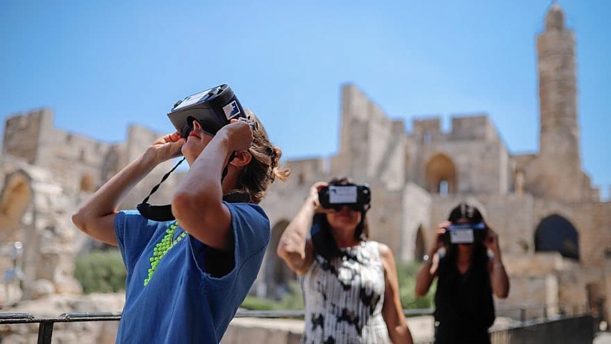 Budapest Virtual Reality City tour and Danube River Evening Cruise Package	