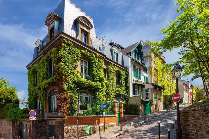 Paris Romantic Quest: Love Story Walk in Montmartre