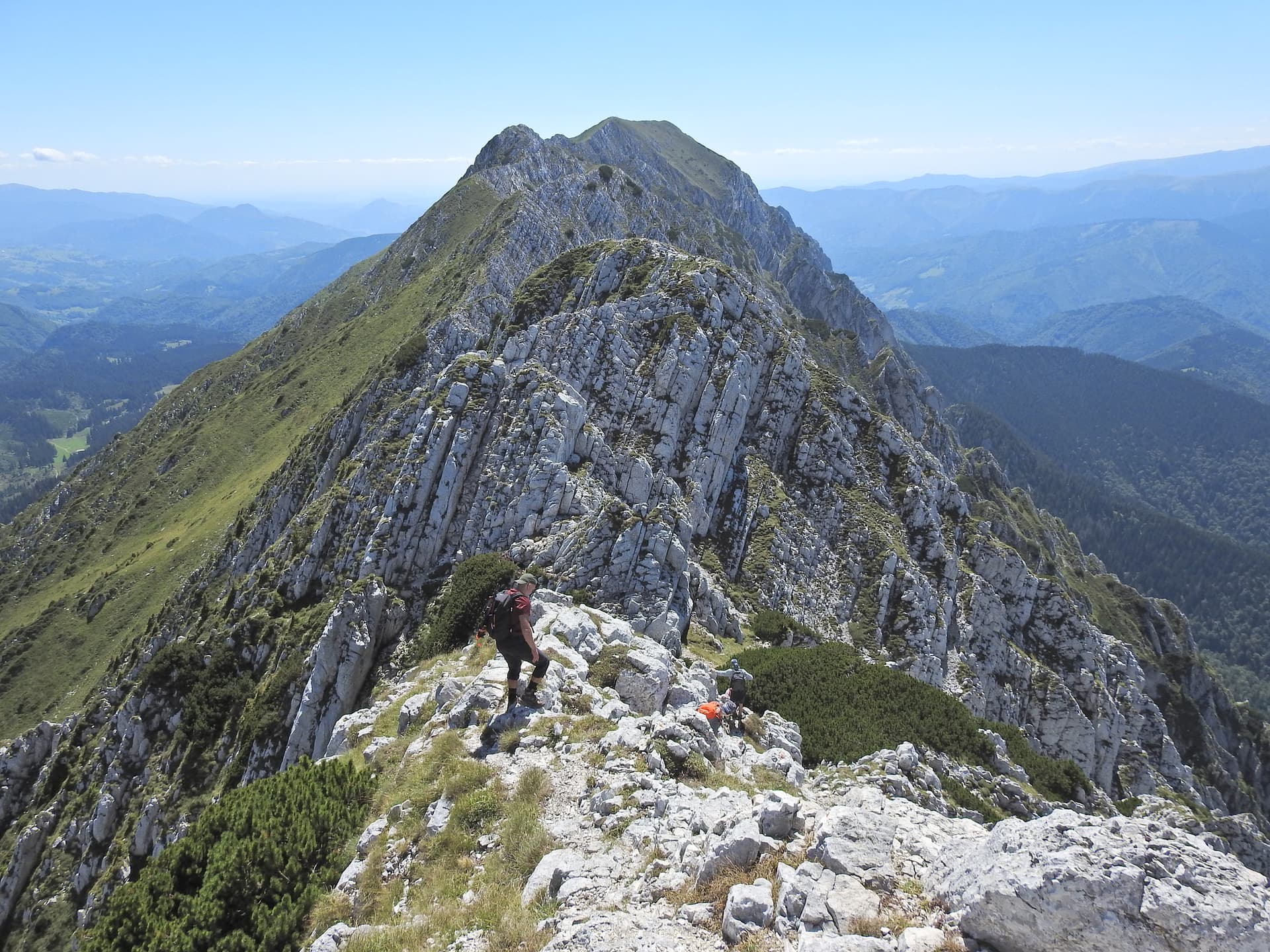 1 day hike to Piatra Craiului's highest peak (2238 m)