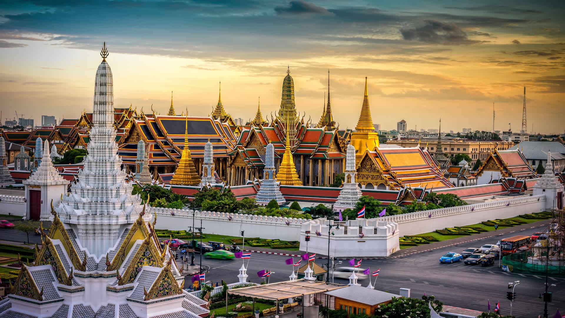 Bangkok Temple & Market Walking Tour: Grand Palace, Wat Pho & Wat Arun