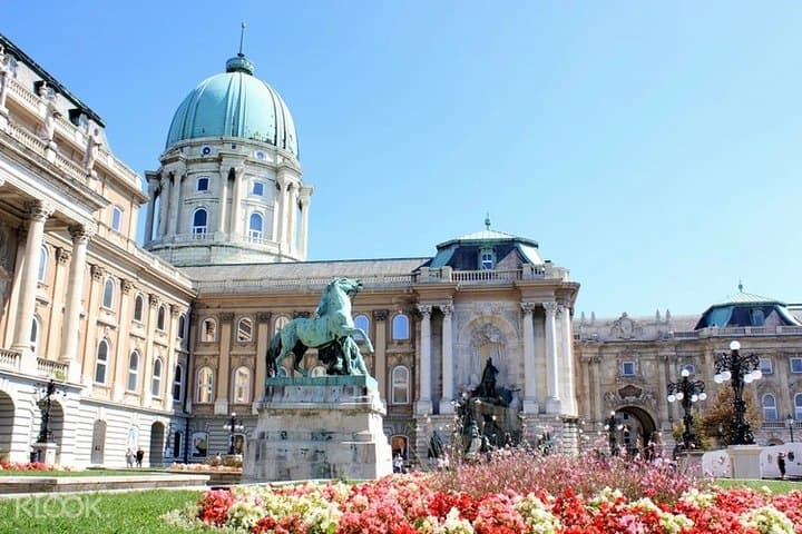 Buda Castle walking tour and Parlament tour package