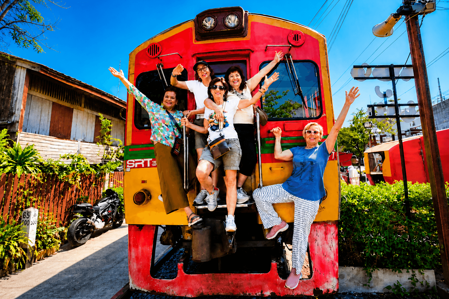 Bangkok: Floating Market, Maeklong Train Market & Dragon Temple