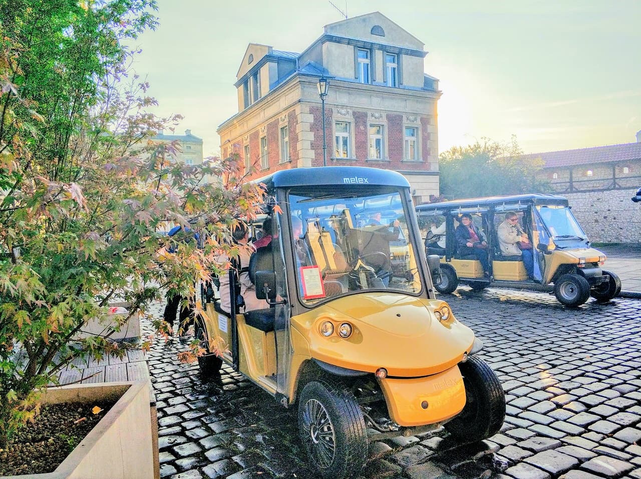 Krakow: Old Town and Jewish Quarter by Golf Cart + Schindlers Factory Museum Guided Tour