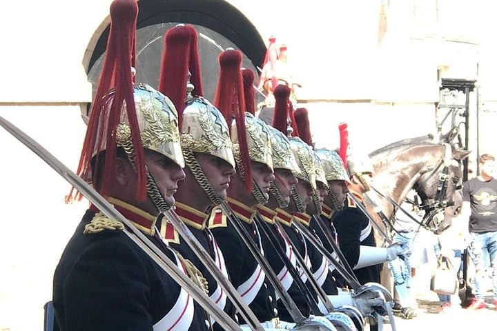 Half Day Traditional Private London Tour by Walking & Public Transportation