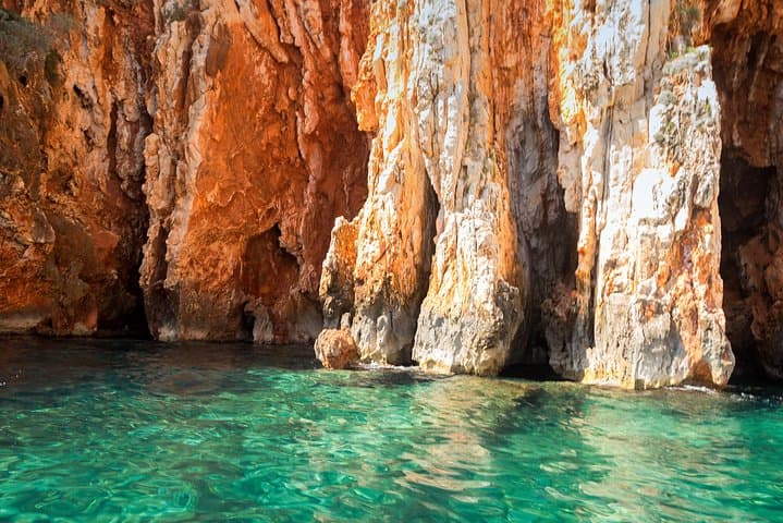 Red Rocks & Hells' Islands Private Getaway Tour
