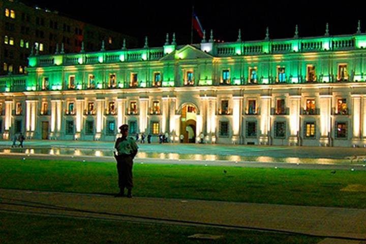 Small-Group Night City Tour: San Cristobal Hill and Dinner Show