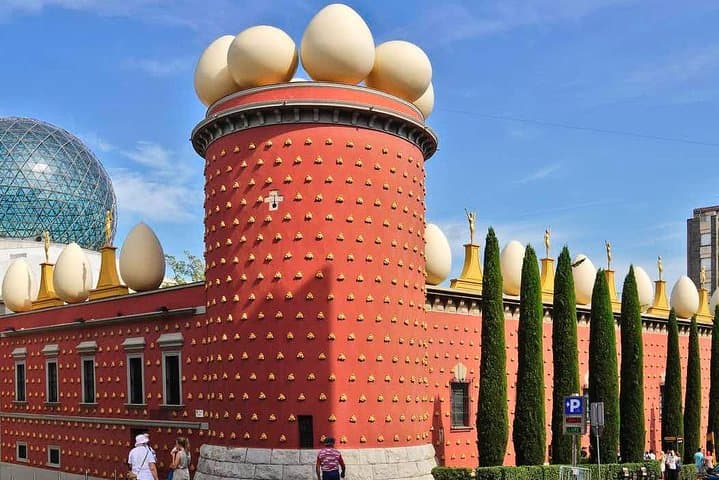 Private Dalí Museum & Gala Castle Tour Plus Local Lunch From Barcelona