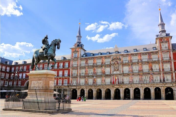 Madrid Tour: Old Town Exploration Game & Private Tour