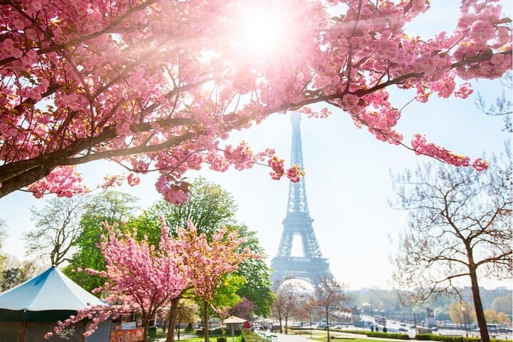 Self-Guided Romantic Exploration Tour for Couples in Paris