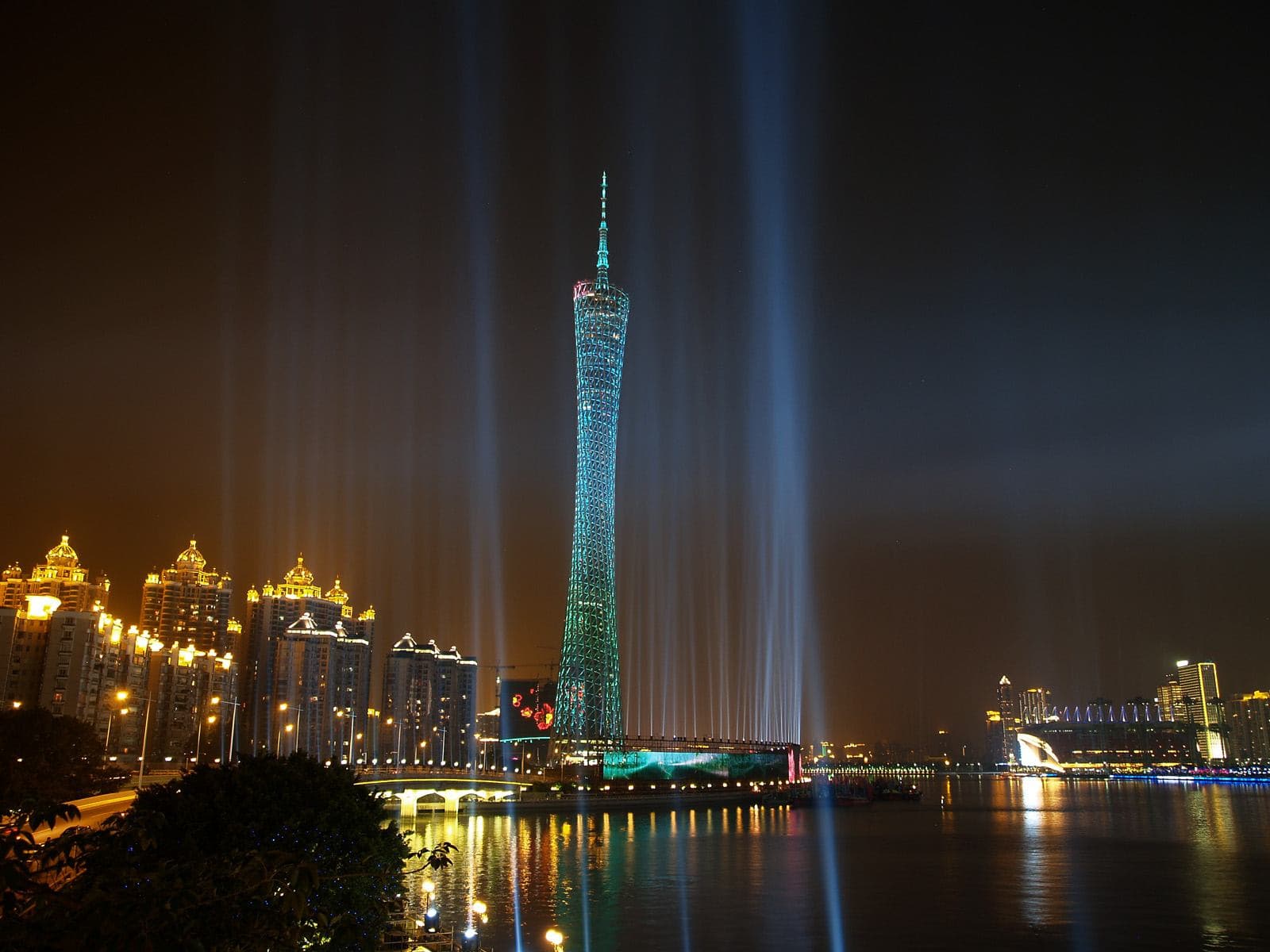 Buffet Dinner at Canton Tower Revolving Restaurant with Pearl River Night Cruise