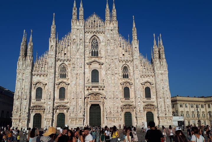 The jewels of the North Italy 3 days tour. Departure from Milan