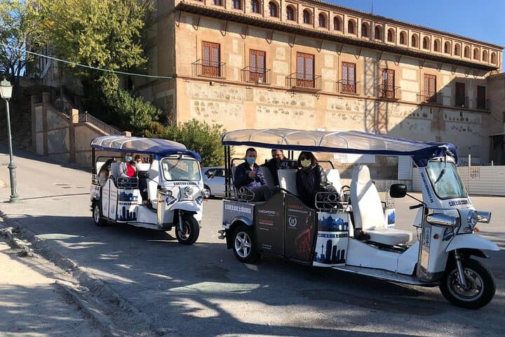 Private Tour in Tuk-Tuk through La Granada de los Reyes Católicos
